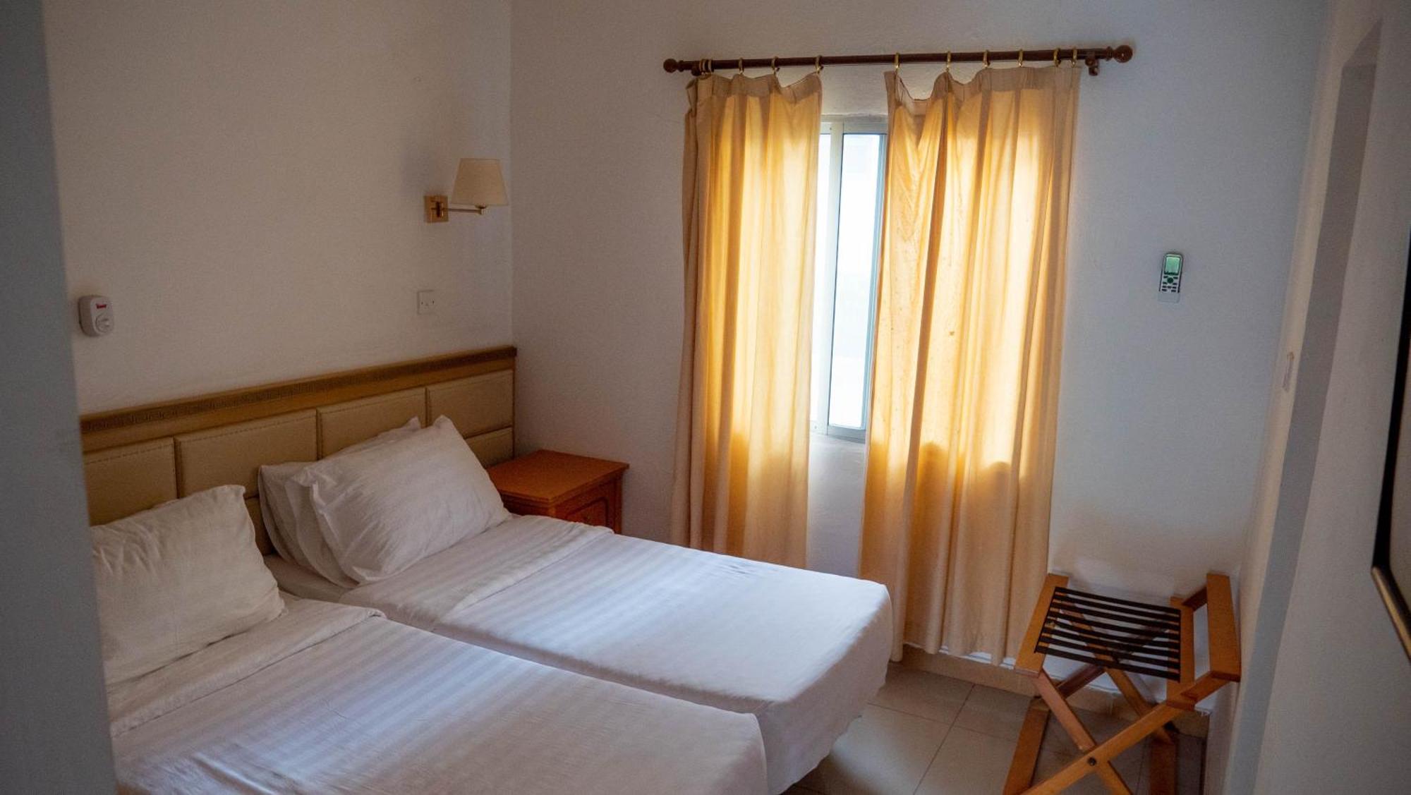 Cape Point Hotel Bakau Esterno foto